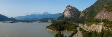 Güneşli bir yaz gününde Şef Dağ 'ın arka planında Deniz' den Gökyüzü Karayolu 'na olan hava panoramik manzarası. Squamish yakınlarında çekildi, Vancouver 'ın kuzeyi, British Columbia, Kanada.