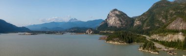 Güneşli bir yaz gününde Şef Dağ 'ın arka planında Deniz' den Gökyüzü Karayolu 'na olan hava panoramik manzarası. Squamish yakınlarında çekildi, Vancouver 'ın kuzeyi, British Columbia, Kanada.