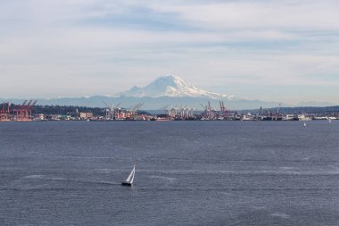 Seattle, Washington, Amerika Birleşik Devletleri. Arka planda Rainier Dağı 'nın olduğu bir yelkenlinin hava görüntüsü.