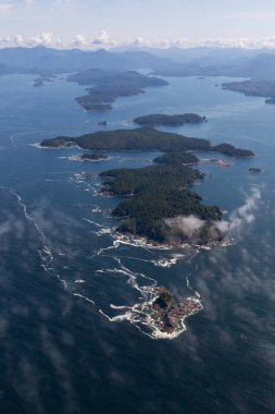 Güneşli bir yaz sabahı arka planda Kıyı Dağları ile Güzel Pasifik Okyanusu Kıyısı Havadan Manzara Görünümü. Tofino ve Ucluelet yakınlarında çekilmiş, Vancouver Adası, British Columbia, Kanada.