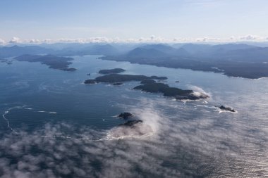 Güneşli bir yaz sabahı arka planda Kıyı Dağları ile Güzel Pasifik Okyanusu Kıyısı Havadan Manzara Görünümü. Tofino ve Ucluelet yakınlarında çekilmiş, Vancouver Adası, British Columbia, Kanada.