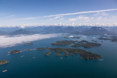 Güneşli bir yaz sabahı arka planda Kıyı Dağları ile Güzel Pasifik Okyanusu Kıyısı Havadan Manzara Görünümü. Tofino ve Ucluelet yakınlarında çekilmiş, Vancouver Adası, British Columbia, Kanada.
