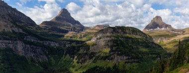 Buzul Ulusal Parkı, Montana, Birleşik Devletler. Bulutlu bir yaz sabahı boyunca Amerikan Rocky Dağı manzarasının güzel panoramik manzarası.
