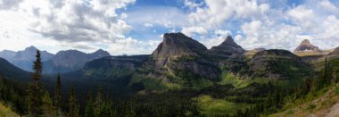 Buzul Ulusal Parkı, Montana, Birleşik Devletler. Bulutlu bir yaz sabahı boyunca Amerikan Rocky Dağı manzarasının güzel panoramik manzarası.