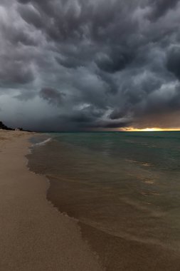 Küba, Varadero 'da, Karayip Denizi' nde güzel bir kumlu sahil manzarası. Karanlık, gök gürültüsü ve şimşek fırtınası sırasında çekildi.