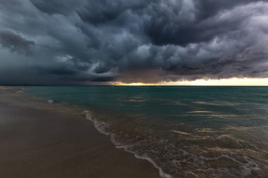 Küba, Varadero 'da, Karayip Denizi' nde güzel bir kumlu sahil manzarası. Karanlık, gök gürültüsü ve şimşek fırtınası sırasında çekildi.