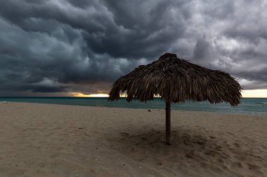 Küba, Varadero 'da, Karayip Denizi' nde güzel bir kumlu sahil manzarası. Karanlık, gök gürültüsü ve şimşek fırtınası sırasında çekildi.