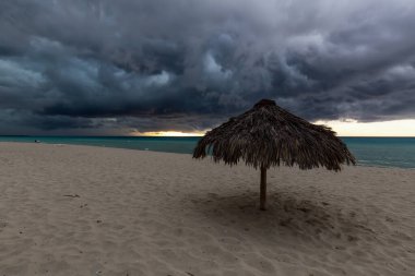 Küba, Varadero 'da, Karayip Denizi' nde güzel bir kumlu sahil manzarası. Karanlık, gök gürültüsü ve şimşek fırtınası sırasında çekildi.