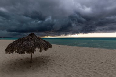 Küba, Varadero 'da, Karayip Denizi' nde güzel bir kumlu sahil manzarası. Karanlık, gök gürültüsü ve şimşek fırtınası sırasında çekildi.
