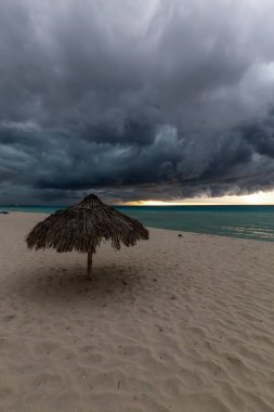 Küba, Varadero 'da, Karayip Denizi' nde güzel bir kumlu sahil manzarası. Karanlık, gök gürültüsü ve şimşek fırtınası sırasında çekildi.