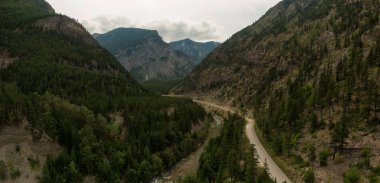 Kanada Dağ Manzarası ile çevrili Vadi 'deki Altın Köprü' ye doğru bir Manzaranın Havadan Panoramik Manzarası. Lillooet, British Columbia, Kanada yakınlarında çekildi..