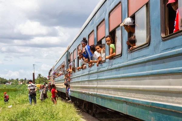 2019年6月14日 古巴中部阿维拉市 在一个阳光明媚的阴天里 一个小镇发生意外 古巴人民正在等火车 — 图库照片