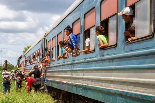 2019年6月14日 古巴中部阿维拉市 在一个阳光明媚的阴天里 一个小镇发生意外 古巴人民正在等火车 — 图库照片
