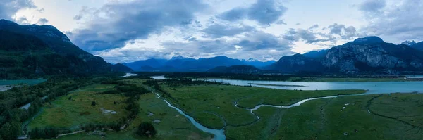 뭉게뭉게 브리티시 콜롬비아 캐나다 여름철 하늘을 배경으로 아름다운 캐나다의 풍경이 — 스톡 사진