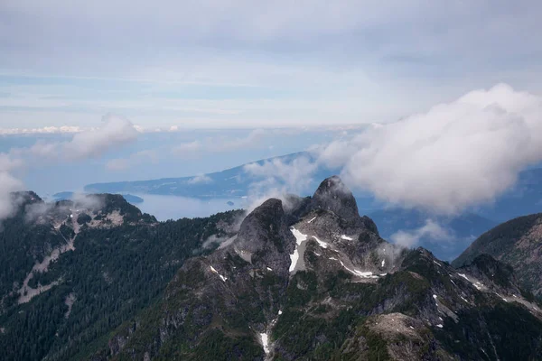 Vista Aérea Paisagem Das Montanhas Howe Sound Durante Uma Manhã — Fotografia de Stock