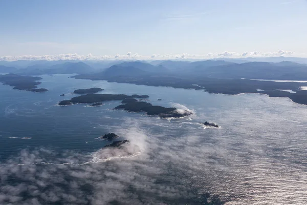 晴れた夏の朝の間に背景に沿岸の山々と美しい太平洋沿岸の航空風景 トフィーノとウクレレの近くで撮影 バンクーバー島 ブリティッシュコロンビア州 カナダ — ストック写真