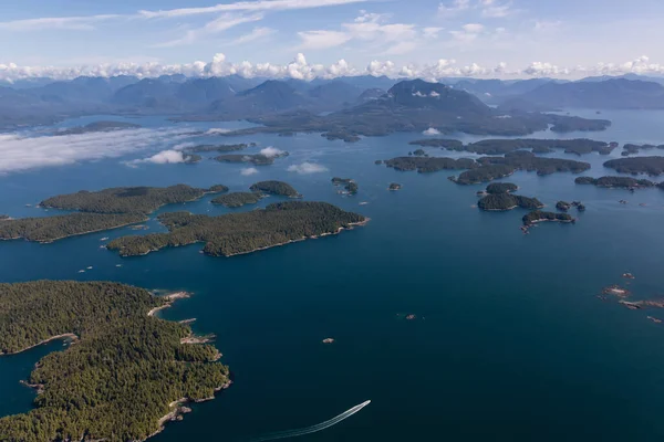 美丽的太平洋海岸空中景观 在阳光明媚的夏日早晨 背景是沿海山脉 拍摄于加拿大不列颠哥伦比亚省温哥华岛托菲诺和乌克莱特附近 — 图库照片