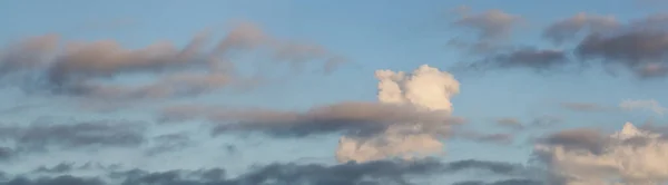 Bela Vista Panorâmica Puffy Cloudscape Durante Pôr Sol Verão Colorido — Fotografia de Stock