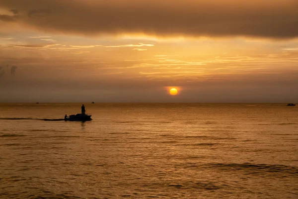 Wunderschöner Sonnenuntergang Über Der Karibik Mit Fischerboot Silhouette Aufgenommen Varadero — Stockfoto