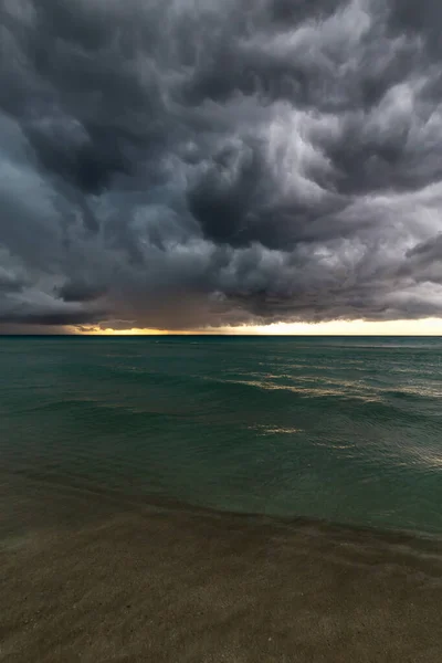 在加勒比海的瓦拉德罗 一个沙滩上美丽的风景 在黑暗 雷鸣和闪电的风暴中拍摄 — 图库照片