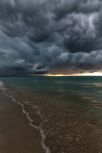 在加勒比海的瓦拉德罗 一个沙滩上美丽的风景 在黑暗 雷鸣和闪电的风暴中拍摄 — 图库照片