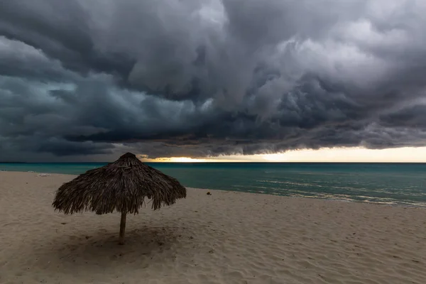 在加勒比海的瓦拉德罗 一个沙滩上美丽的风景 在黑暗 雷鸣和闪电的风暴中拍摄 — 图库照片