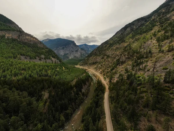 カナダの山の風景に囲まれた谷のゴールドブリッジに向かって風光明媚な未舗装道路の空中パノラマビュー カナダブリティッシュコロンビア州リロート付近で撮影 — ストック写真