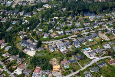 British Properties, West Vancouver, British Columbia, Kanada 'daki lüks evlerin hava görüntüsü. Güneşli bir yaz gününde çekilmiş..