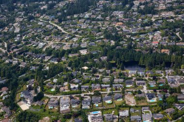 British Properties, West Vancouver, British Columbia, Kanada 'daki lüks evlerin hava görüntüsü. Güneşli bir yaz gününde çekilmiş..