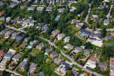 British Properties, West Vancouver, British Columbia, Kanada 'daki lüks evlerin hava görüntüsü. Güneşli bir yaz gününde çekilmiş..