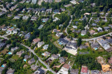 British Properties, West Vancouver, British Columbia, Kanada 'daki lüks evlerin hava görüntüsü. Güneşli bir yaz gününde çekilmiş..