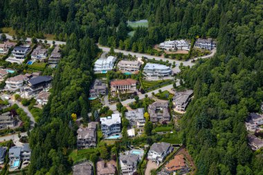 British Properties, West Vancouver, British Columbia, Kanada 'daki lüks evlerin hava görüntüsü. Güneşli bir yaz gününde çekilmiş..