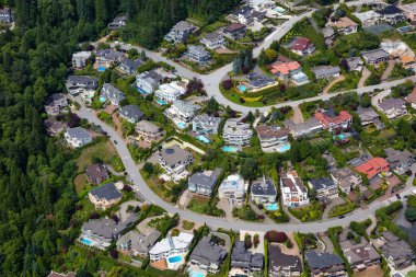 British Properties, West Vancouver, British Columbia, Kanada 'daki lüks evlerin hava görüntüsü. Güneşli bir yaz gününde çekilmiş..