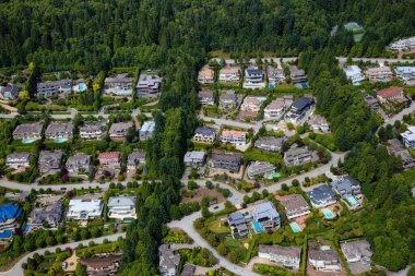 British Properties, West Vancouver, British Columbia, Kanada 'daki lüks evlerin hava görüntüsü. Güneşli bir yaz gününde çekilmiş..
