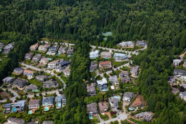 British Properties, West Vancouver, British Columbia, Kanada 'daki lüks evlerin hava görüntüsü. Güneşli bir yaz gününde çekilmiş..