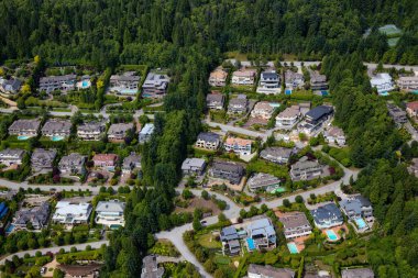 British Properties, West Vancouver, British Columbia, Kanada 'daki lüks evlerin hava görüntüsü. Güneşli bir yaz gününde çekilmiş..