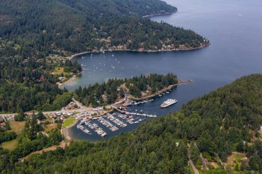 Snug Koyu, Bowen Adası, British Columbia, Kanada. Howe Sound 'daki Vancouver yakınlarında bir marina ve feribot terminalinin havadan görüntüsü..