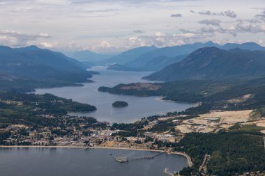Vancouver, British Columbia, Kanada'nın kuzeybatısında bulunan Sunshine Coast'taki küçük bir kasaba olan Sechelt'in Havadan Görünümü. Güneşli bir yaz sabahı çekilen.