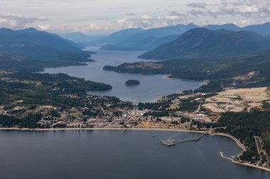 Vancouver, British Columbia, Kanada'nın kuzeybatısında bulunan Sunshine Coast'taki küçük bir kasaba olan Sechelt'in Havadan Görünümü. Güneşli bir yaz sabahı çekilen.