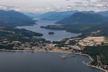 Vancouver, British Columbia, Kanada'nın kuzeybatısında bulunan Sunshine Coast'taki küçük bir kasaba olan Sechelt'in Havadan Görünümü. Güneşli bir yaz sabahı çekilen.