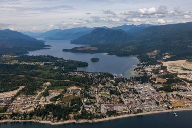 Vancouver, British Columbia, Kanada'nın kuzeybatısında bulunan Sunshine Coast'taki küçük bir kasaba olan Sechelt'in Havadan Görünümü. Güneşli bir yaz sabahı çekilen.