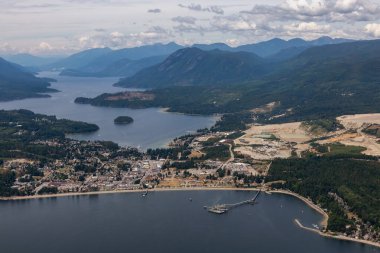 Vancouver, British Columbia, Kanada'nın kuzeybatısında bulunan Sunshine Coast'taki küçük bir kasaba olan Sechelt'in Havadan Görünümü. Güneşli bir yaz sabahı çekilen.