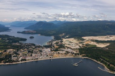 Vancouver, British Columbia, Kanada'nın kuzeybatısında bulunan Sunshine Coast'taki küçük bir kasaba olan Sechelt'in Havadan Görünümü. Güneşli bir yaz sabahı çekilen.