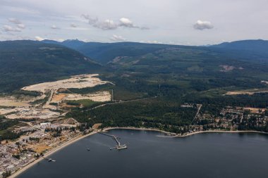 Vancouver, British Columbia, Kanada'nın kuzeybatısında bulunan Sunshine Coast'taki küçük bir kasaba olan Sechelt'in Havadan Görünümü. Güneşli bir yaz sabahı çekilen.