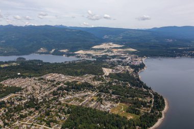 Vancouver, British Columbia, Kanada'nın kuzeybatısında bulunan Sunshine Coast'taki küçük bir kasaba olan Sechelt'in Havadan Görünümü. Güneşli bir yaz sabahı çekilen.