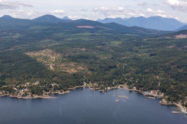 Vancouver, British Columbia, Kanada'nın kuzeybatısında bulunan Sunshine Coast'taki küçük bir kasaba olan Sechelt'in Havadan Görünümü. Güneşli bir yaz sabahı çekilen.