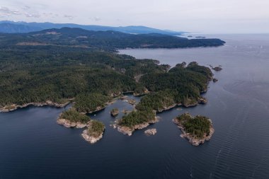 Sunshine Coast, British Columbia, Kanada. Güneşli ve sisli bir yaz sabahı Kaçakçı Koyu 'nun Hava Görüntüsü.