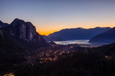 Squamish, Vancouver 'ın kuzeyi, British Columbia, Kanada. Sonbahar Günbatımında Kanada Doğa ile çevrili küçük bir kasabanın tepesinden güzel bir hava manzarası.