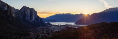 Squamish, Vancouver 'ın kuzeyi, British Columbia, Kanada. Güz Günbatımında Kanada Doğa ile çevrili küçük bir kasabanın tepesinden güzel bir hava panoramik görüntüsü.
