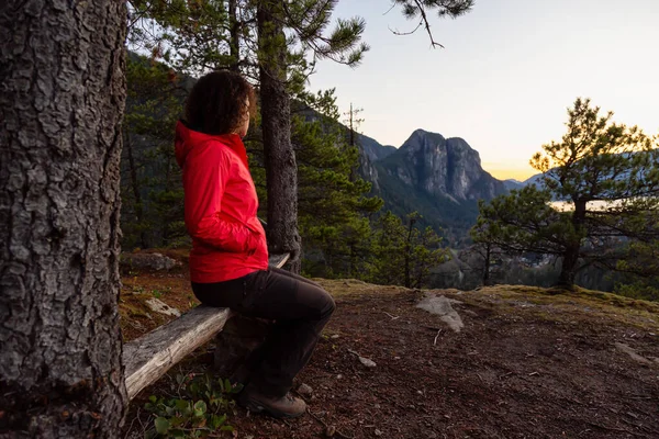 Adventurous Girl Relaxando Banco Nas Montanhas Durante Pôr Sol Outono — Fotografia de Stock
